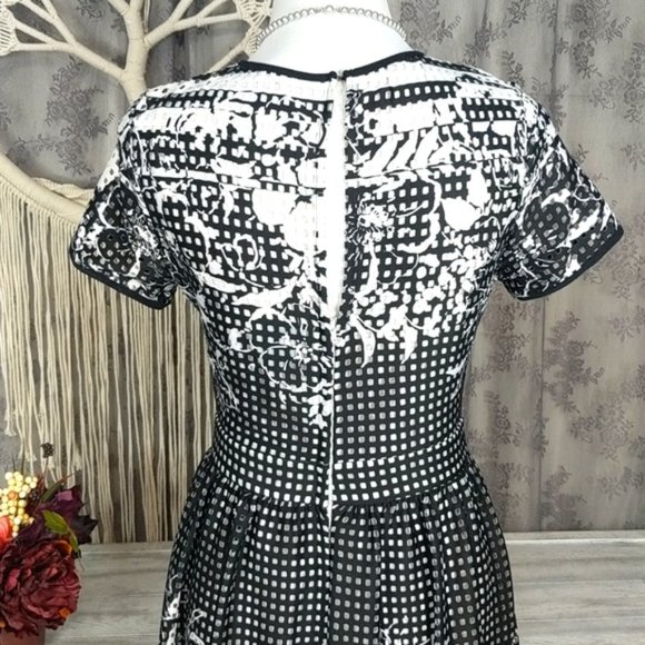 Gabby Skye floral laser cut fit and flare dress - Picture 6 of 13